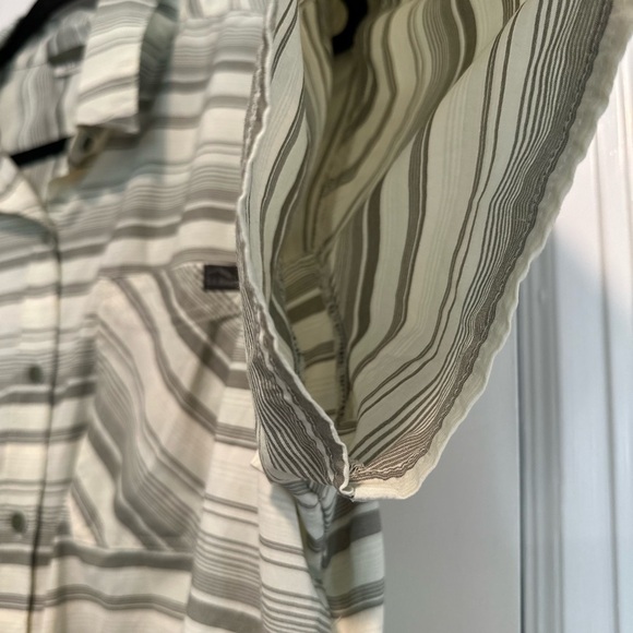 NWOT LL Bean Men’s lightweight Grey White striped short sleeve Button Up - Picture 8 of 12